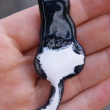 Ceramiczny magnes kot czarno-biały