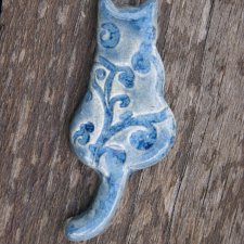 Ceramiczny magnes kot niebieski z ornamentem