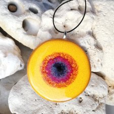 Unikatowy naszyjnik idealny na prezent dla kobiety - wisior ceramiczny ⌀6 cm  - melanż kolorów: żółty malinowy róż - biżuteria autorska GAIA