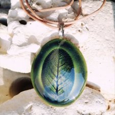 Zielony wisior ceramiczny LIŚĆ SZAŁWII - botaniczny wisiorek ⌀ 6 cm - naszyjnik zielony liść - biżuteria autorska GAIA