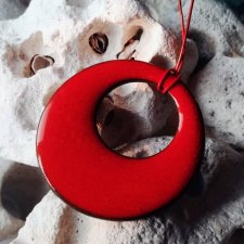 Czerwony naszyjnik COLOR POWER. Czerwony wisior ceramiczny ⌀6cm na czerwonym rzemieniu. Biżuteria minimalistyczna dla odważnych kobiet. Ceramika GAIA