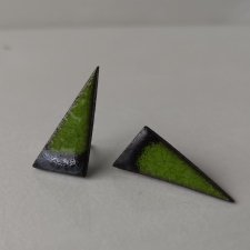 Ceramiczne kolczyki trójkąty zielono-stalowe wkrętki