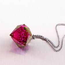 Wisiorek z kwiatem w żywicy w kolorze fuksji i zieleni