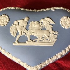 Wedgwood Antique Blue jasper biskwitowe serce duże puzdro