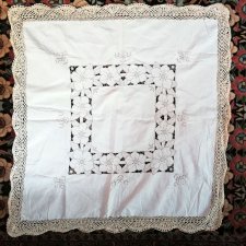 Kwadratowy obrus-haftowany-Richelieu