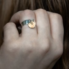 Srebrny pierścionek z mosiężną zawieszką