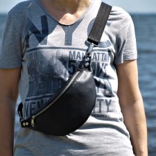 czarna skórzana nerka