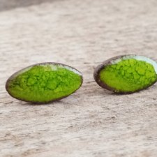 Zielone owalne kolczyki ceramiczne sztyfty handmade