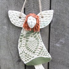 Ceramiczny anioł wiszący, rzeźba ceramiczna, anielica wisząca, motyw koronki, prezent, ozdoba, anioł zawieszka