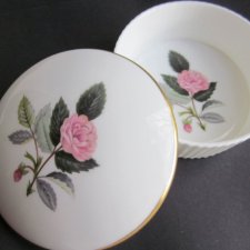 Wedgwood hathaway rose porcelanowe puzdro seria kolekcjonerska i użytkowa
