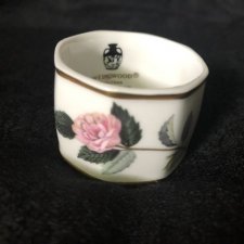 Wedgwood HATHAWAY ROSES BONE CHINA PORCELANOWY SERWETNII