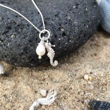 srebrny naszyjnik z konikiem morskim i perłą