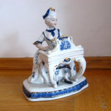 Figurka Porcelanowa Porcelana Dama przy Klawesynie