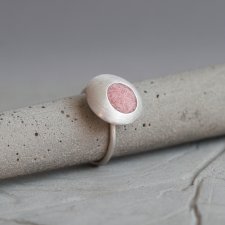 Srebrny pierścień z różowym filcem