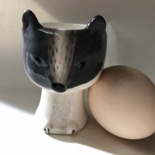 Dowcip design -  użytkowy I dekoracyjny pojemnik na jajko ręcznie malowany  porcelanowa figurka