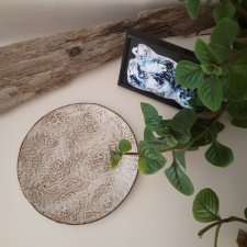 Talerz ceramiczny biale szkliwo na ciemnej glinie handmade ze wzorem kwiatowym