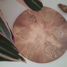 Orientalna patera ceramiczna beżowo brązowa handmade z tłoczonym wzorem matowa