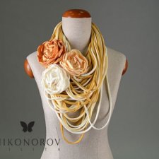 Naszyjnik dzianinowy z broszkami