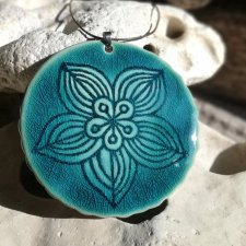 Turkusowy naszyjnik z dużym wisiorem ceramicznym - wyjątkowy kwiat na prezent dla kobiety - biżuteria autorska Gaia art