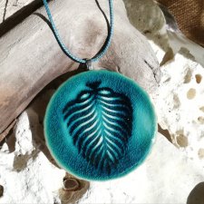 Turkusowy naszyjnik z ornamentem - okrągły wisiorek ceramiczny ⌀6,5 cm - błękitna biżuteria na prezent dla kobiety - biżuteria autorska GAIA