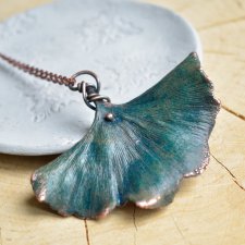 Niebieski liść - naszyjnik z prawdziwym liściem miłorzębu