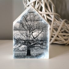 Domek z drzewem