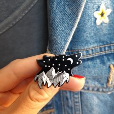 Przypinka broszka wilk nocą