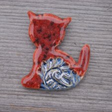 Ceramiczny magnes kot czerwony