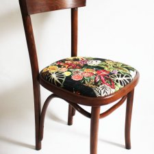 Krzesło vintage kwiaty na butelkowej zieleni.