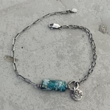 Szkło antyczne. Surowa srebrna bransoletka.