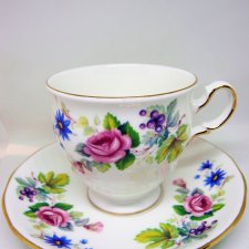 Angielska porcelana Royal Vale bone china filiżanka i spodek kwiaty i jagody 1948-1955