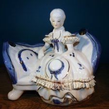 Figurka - Dama na sofie w sukni z porcelanową koronką