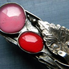 czerwień róż i listki - klamra