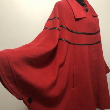 Czerwony Płaszcz Ponczo Herluf Design