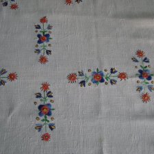 haftowany, lniany obrus