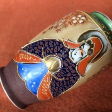 Sztuka japońska - ręcznie malowany niewielki porcelanowy wazonik