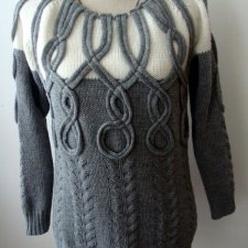 SWETER Z APLIKACJAMI*