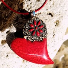 Czerwony wisiorek SERCE na czerwonym rzemieniu - naszyjnik z sercem ceramicznym asymetrycznym wys. 5cm - romantyczny naszyjnik na PREZENT WALENTYNKOWY