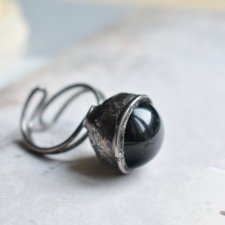 Black hole - awangardowy pierścionek z czarną szklaną kulą