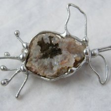 Broszka: Kwiat z różą chalcedonową