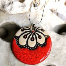 Czerwony wisiorek na srebrnym łańcuszku - stylowy naszyjnik ceramiczny kwiat - unikalna biżuteria na prezent dla kobiety - biżuteria DZIEŃ MAMY - GAIA