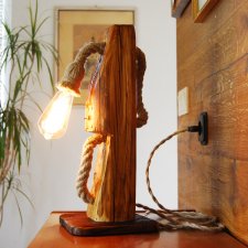Rustykalna lampa stołowa ze starej drewnianej belki i grubej liny jutowej