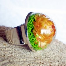 pierścionek z roślinkami w szkle