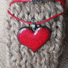Czerwone serduszko wisiorek na rzemieniu Romantyczny naszyjnik z sercem PREZENT WALENTYNKOWY DLA KOBIETY biżuteria ceramiczna