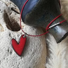 NOWOCZESNY DAMSKI NASZYJNIK WALENTYNKOWY czerwone serce ceramiczne MINIMALISTYCZNY WISIOREK W KSZTAŁCIE SERCA GAIA-CERAMIKA