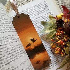 Drewniana zakładka do książki ręcznie malowana jezioro krajobraz zachód słońca ptaki personalizacja