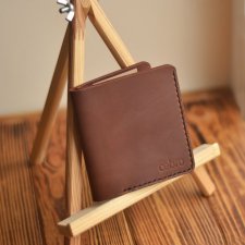 Kompaktowy cienki brązowy ręcznie robiony, skórzany portfel od Luniko