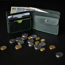 Uniwersalny ciemnozielony skórzany ręcznie robiony portfel z kieszonką na monety od Luniko