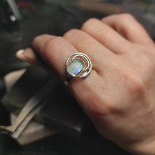 Srebrny pierścionek z kamieniem księżycowym
