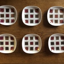 Komplet sześciu porcelanowych konfiturówek